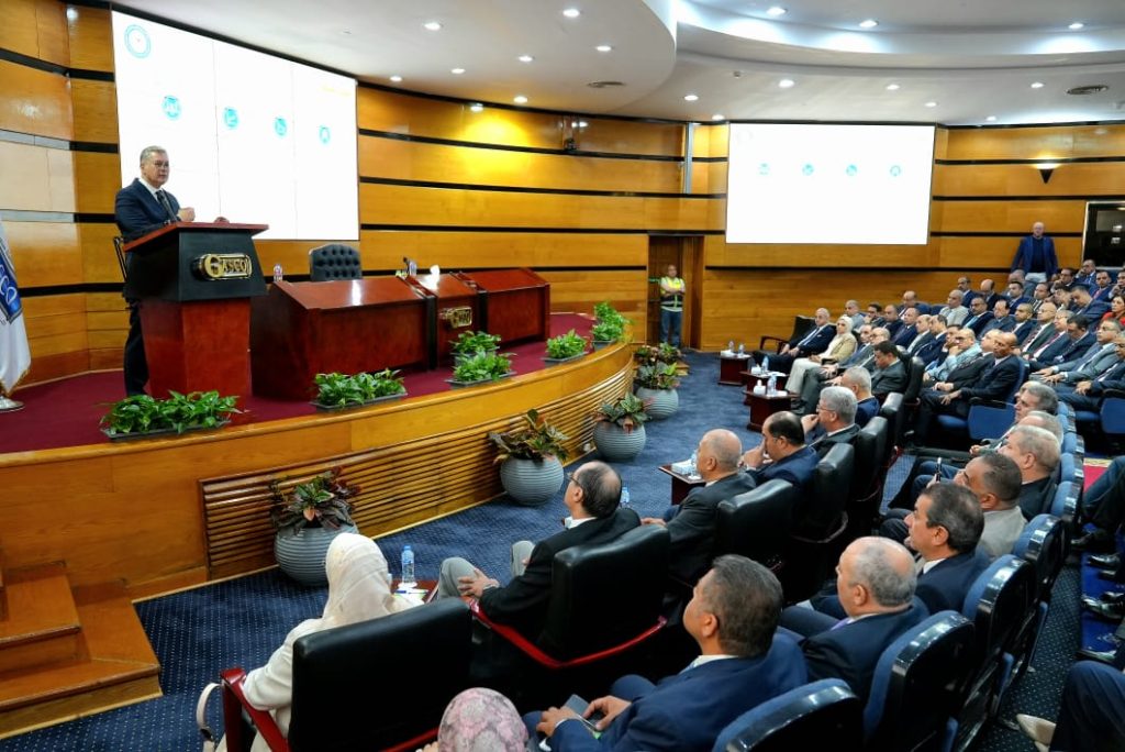 خلال لقاء رؤساء شركات القطاع .. وزير البترول يستمع لأفكار القيادات والكوادر التنفيذية لجذب الاستثمار ورفع كفاءة الأداء