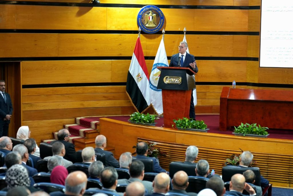 خلال لقاء رؤساء شركات القطاع .. وزير البترول يستمع لأفكار القيادات والكوادر التنفيذية لجذب الاستثمار ورفع كفاءة الأداء