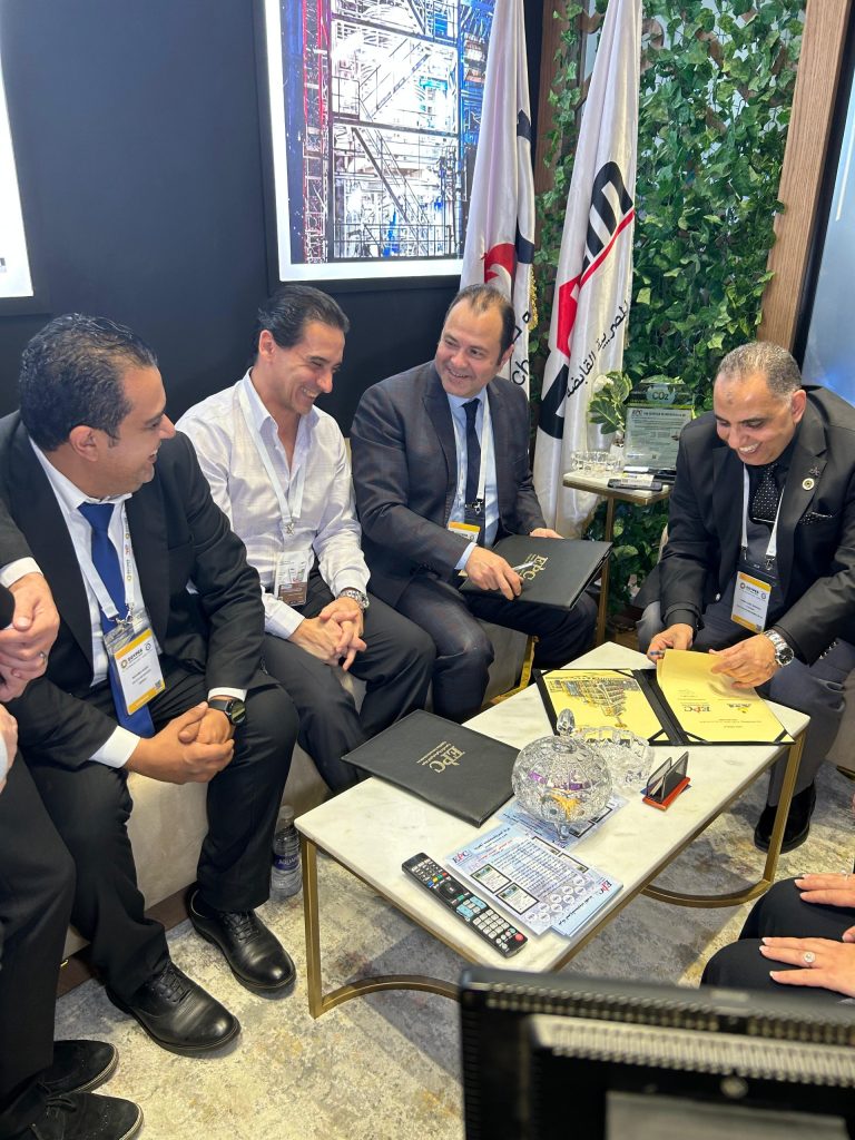 توقيع مذكرة تفاهم بين شركة البتروكيماويات المصرية وشركة بترومنت وشركة هواوي